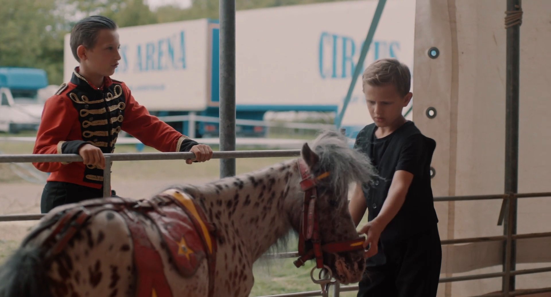 Filmbild aus dem Film ZIRKUSKIND zeigt Santino und Giordano mit einem Pony