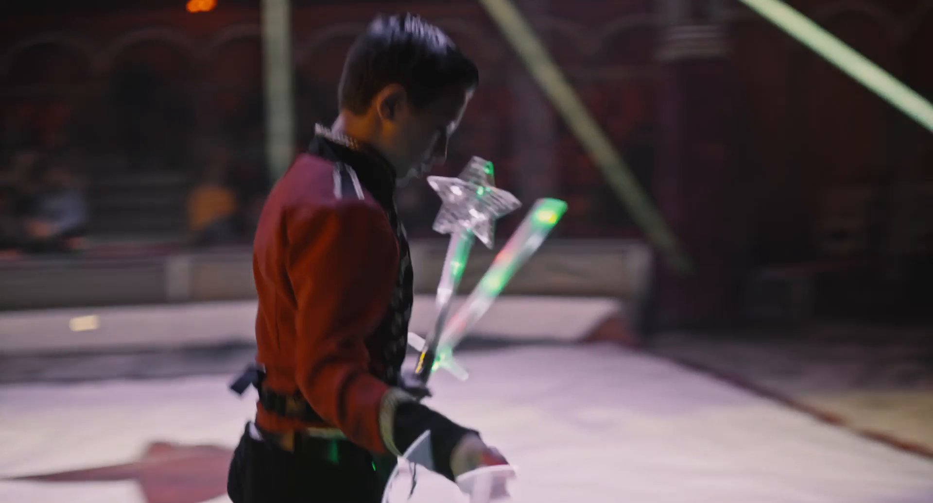 Filmbild aus dem Film ZIRKUSKIND zeigt Santino im Zirkustelt mit Leuchtstäben