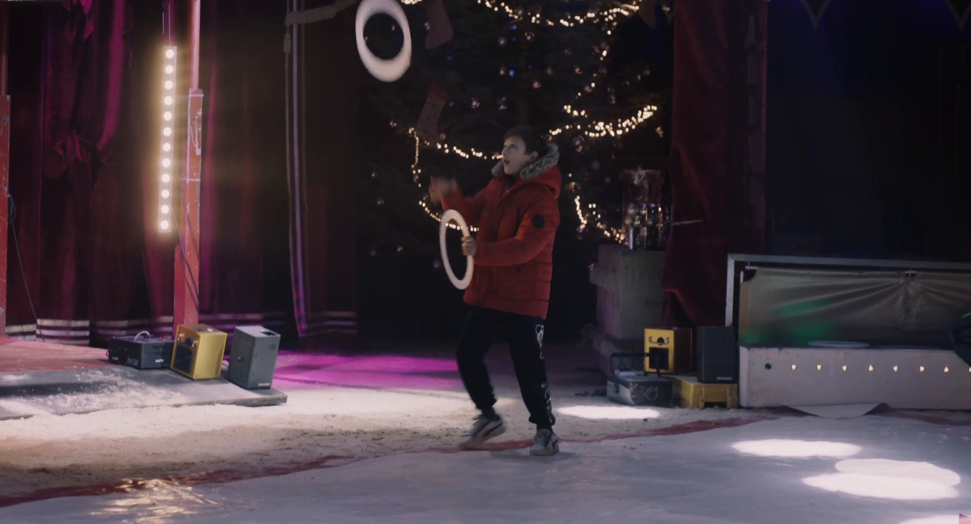 Filmbild aus dem Film ZIRKUSKIND zeigt Santino mit Ringen jonglieren