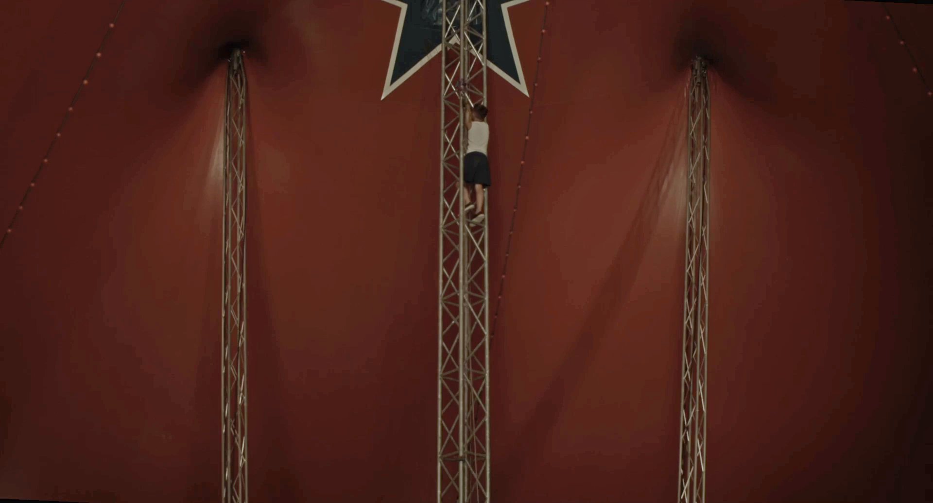Filmbild aus dem Film ZIRKUSKIND zeigt Santino hoch oben auf einem Zeltmasten kletternd