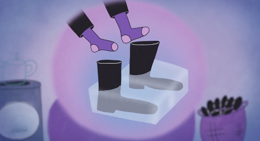 Das Bild zeigt ein paar Füße in Socken über Stiefeln.